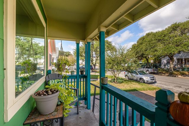 4511 Avenue Q, Galveston, TX 77551