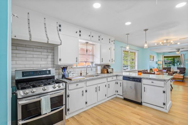 4511 Avenue Q, Galveston, TX 77551