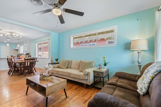 4511 Avenue Q, Galveston, TX 77551