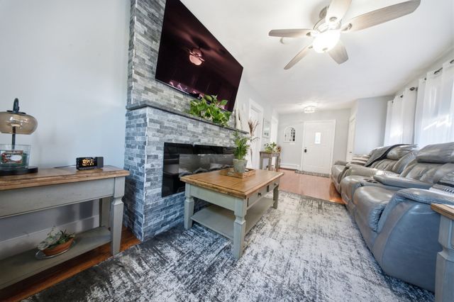 26 Acacia St, Gloucester, MA 01930