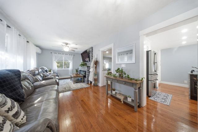 26 Acacia St, Gloucester, MA 01930