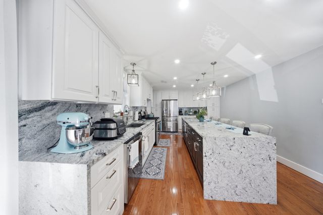 26 Acacia St, Gloucester, MA 01930