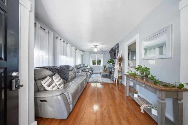 26 Acacia St, Gloucester, MA 01930