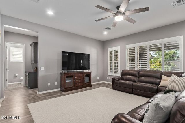 1076 E KENSINGTON Road, Gilbert, AZ 85297