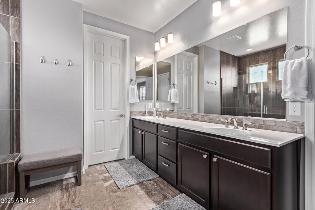Image 13 of property listing at 1076 E KENSINGTON Road, Gilbert, AZ 85297