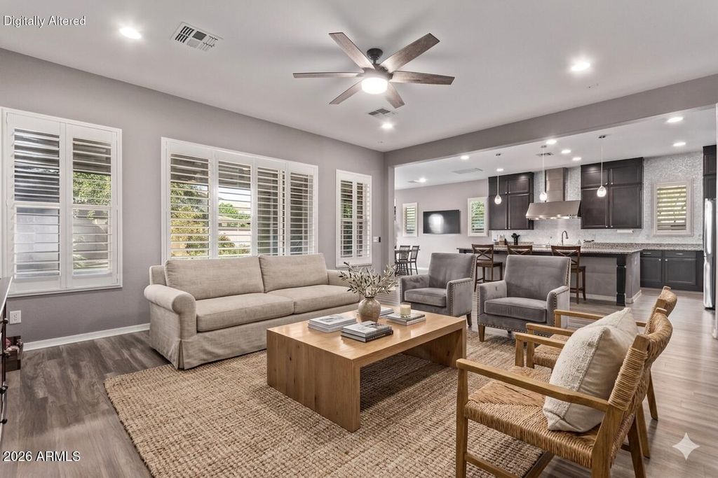 Image 9 of property listing at 1076 E KENSINGTON Road, Gilbert, AZ 85297