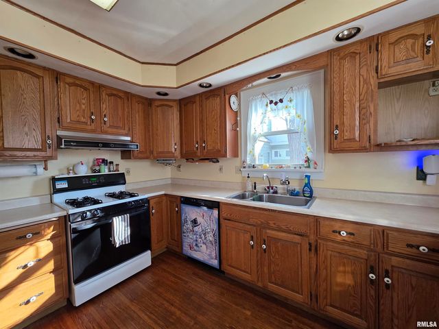 714 W MEADOWS Place, Peoria, IL 61604