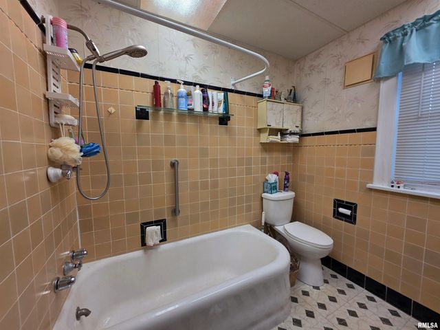 714 W MEADOWS Place, Peoria, IL 61604