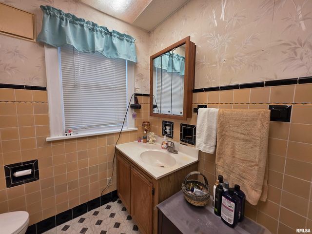 714 W MEADOWS Place, Peoria, IL 61604