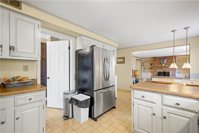 1693 Hathaway Lane, Upper St Clair, PA 15241