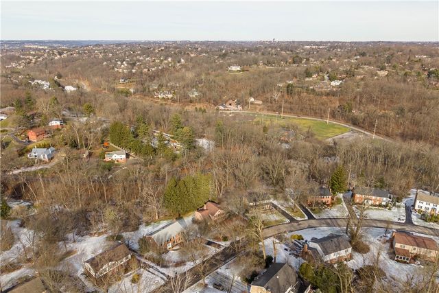 1693 Hathaway Lane, Upper St Clair, PA 15241