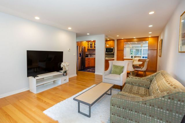 925 Spring Hill Drive 311, Northbrook, IL 60062