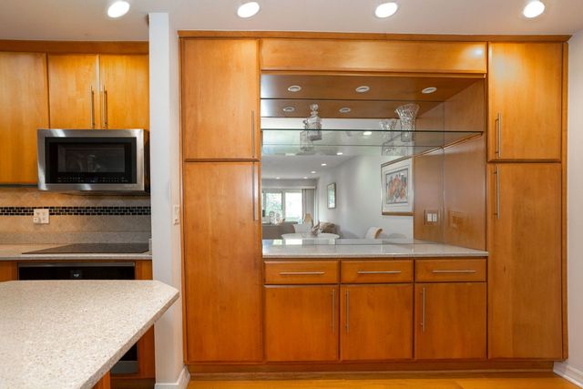 925 Spring Hill Drive 311, Northbrook, IL 60062