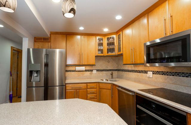 925 Spring Hill Drive 311, Northbrook, IL 60062