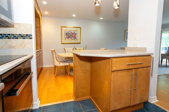 925 Spring Hill Drive 311, Northbrook, IL 60062