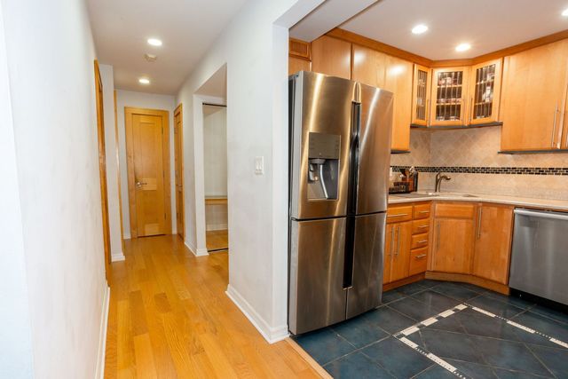 925 Spring Hill Drive 311, Northbrook, IL 60062