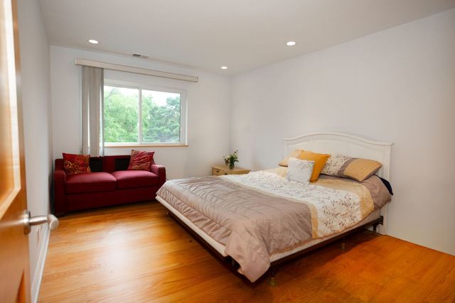 925 Spring Hill Drive 311, Northbrook, IL 60062