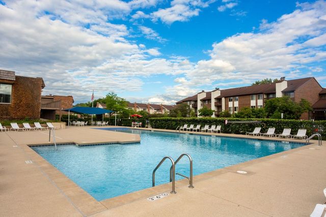 925 Spring Hill Drive 311, Northbrook, IL 60062