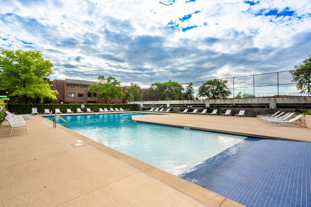 925 Spring Hill Drive 311, Northbrook, IL 60062