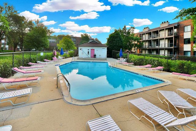925 Spring Hill Drive 311, Northbrook, IL 60062