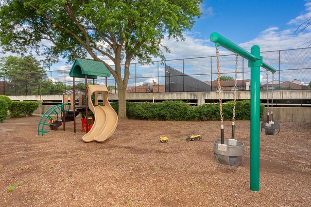 925 Spring Hill Drive 311, Northbrook, IL 60062