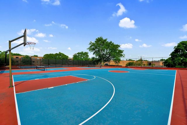 925 Spring Hill Drive 311, Northbrook, IL 60062