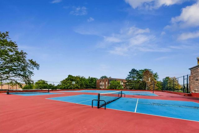 925 Spring Hill Drive 311, Northbrook, IL 60062