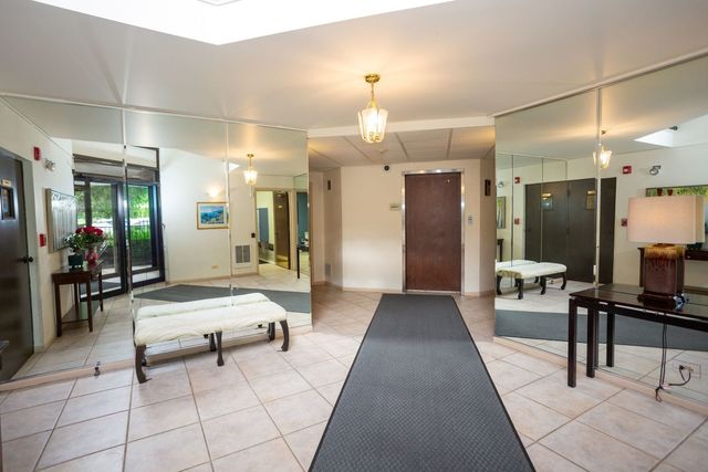 925 Spring Hill Drive 311, Northbrook, IL 60062