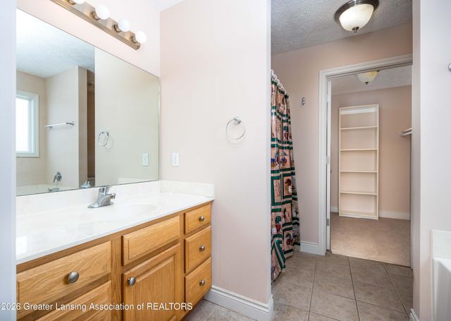 992 Pennine Ridge Way, Grand Ledge, MI 48837