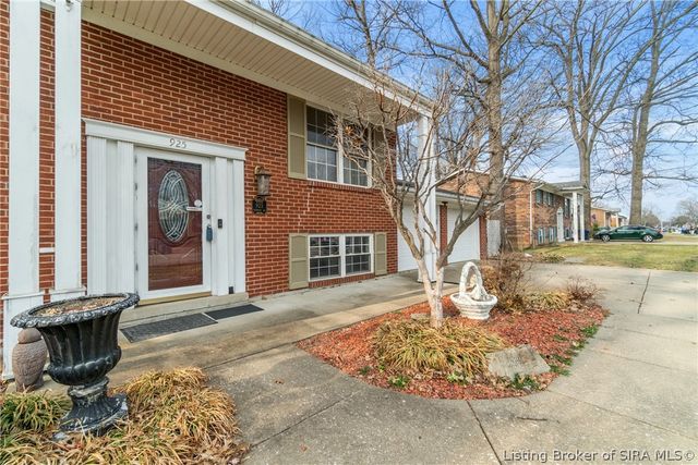 925 Redwood Drive, Clarksville, IN 47129