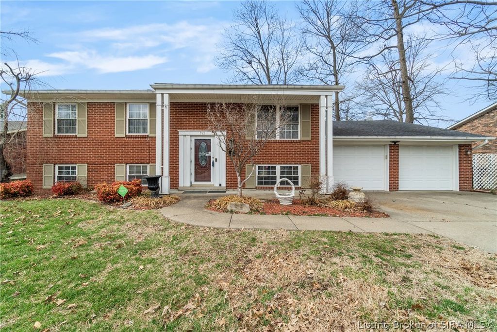 925 Redwood Drive, Clarksville, IN 47129