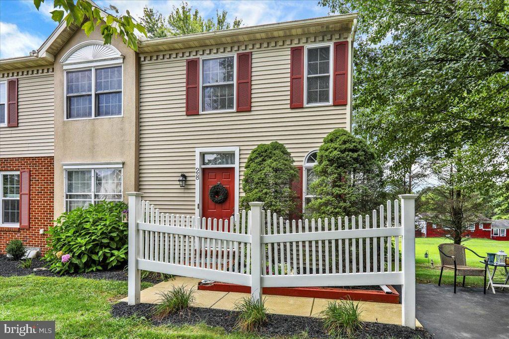 28 DERBY LN, Lancaster, PA 17603