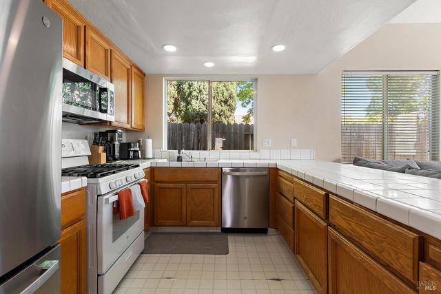 237 Sungate Ct, Vacaville, CA 95688