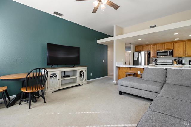 237 Sungate Ct, Vacaville, CA 95688