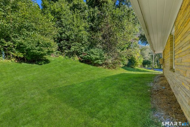 10 Jeanette Road, Danbury, CT 06811