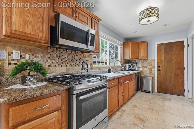 7271 Lucerne Street, Dearborn Heights, MI 48127