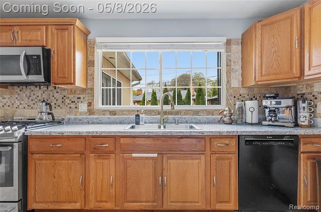 7271 Lucerne Street, Dearborn Heights, MI 48127