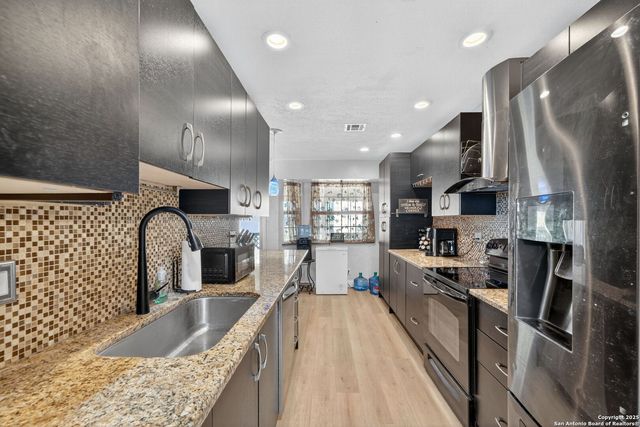 15038 Old Creek Dr, San Antonio, TX 78218