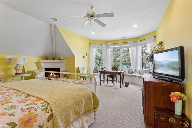 220 Olde Pond LN, Yorktown, VA 23693