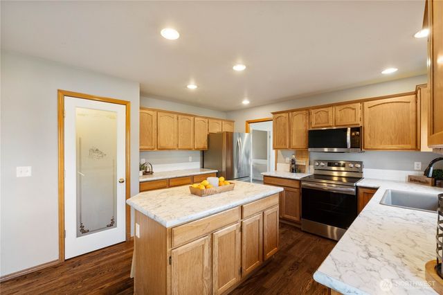 2208 215th Ave East, Lake Tapps, WA 98391