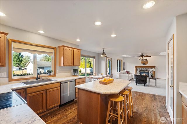 2208 215th Ave East, Lake Tapps, WA 98391