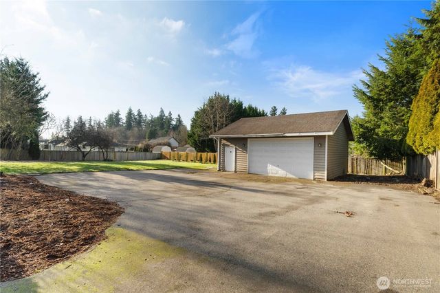 2208 215th Ave East, Lake Tapps, WA 98391