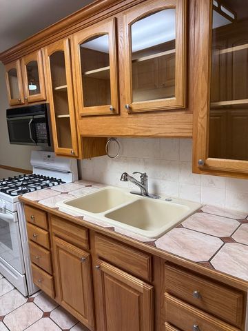 9520 Mayfield Avenue 212, Oak Lawn, IL 60453