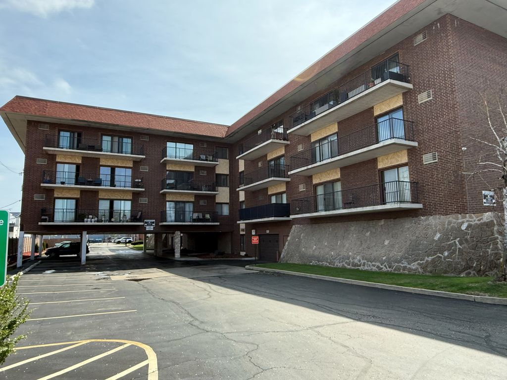 9520 Mayfield Avenue 212, Oak Lawn, IL 60453