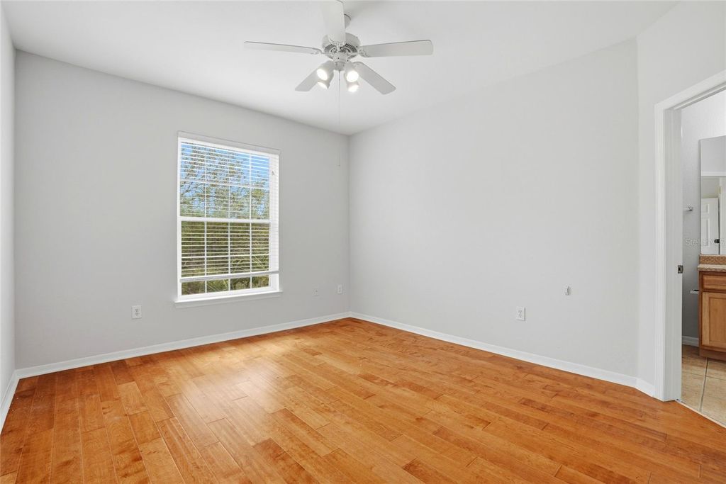 Image 14 of property listing at 9916 COURTNEY PALMS BOULEVARD 302, Tampa, FL 33619
