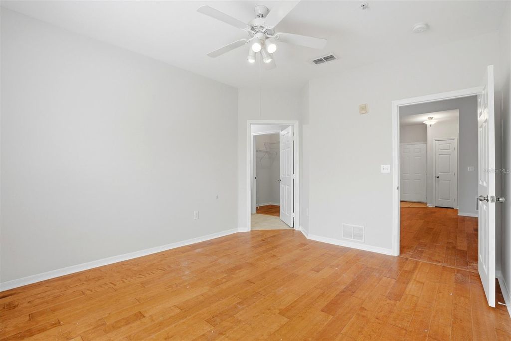 Image 15 of property listing at 9916 COURTNEY PALMS BOULEVARD 302, Tampa, FL 33619