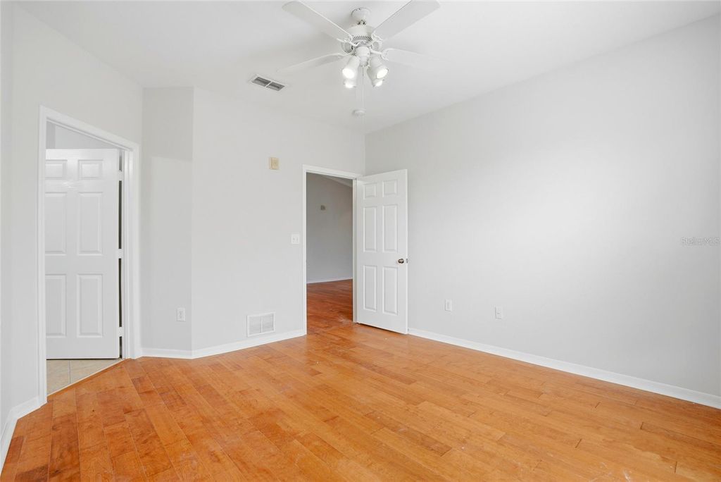 Image 16 of property listing at 9916 COURTNEY PALMS BOULEVARD 302, Tampa, FL 33619