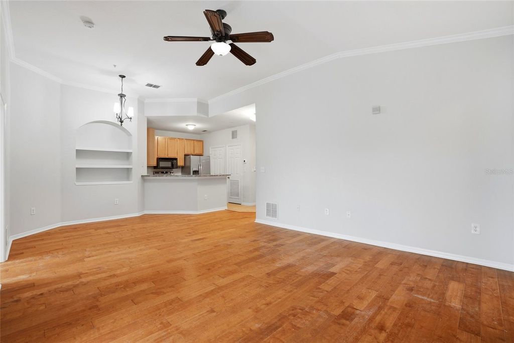 Image 19 of property listing at 9916 COURTNEY PALMS BOULEVARD 302, Tampa, FL 33619