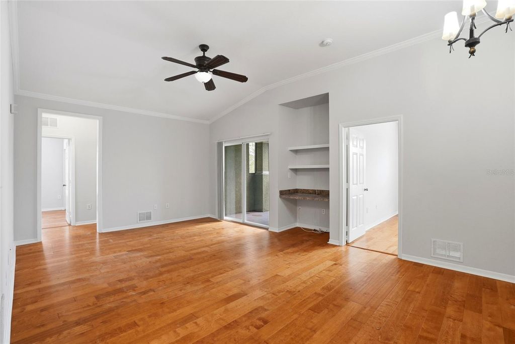 Image 20 of property listing at 9916 COURTNEY PALMS BOULEVARD 302, Tampa, FL 33619