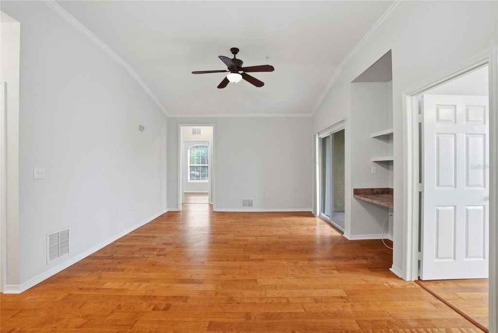 Image 21 of property listing at 9916 COURTNEY PALMS BOULEVARD 302, Tampa, FL 33619